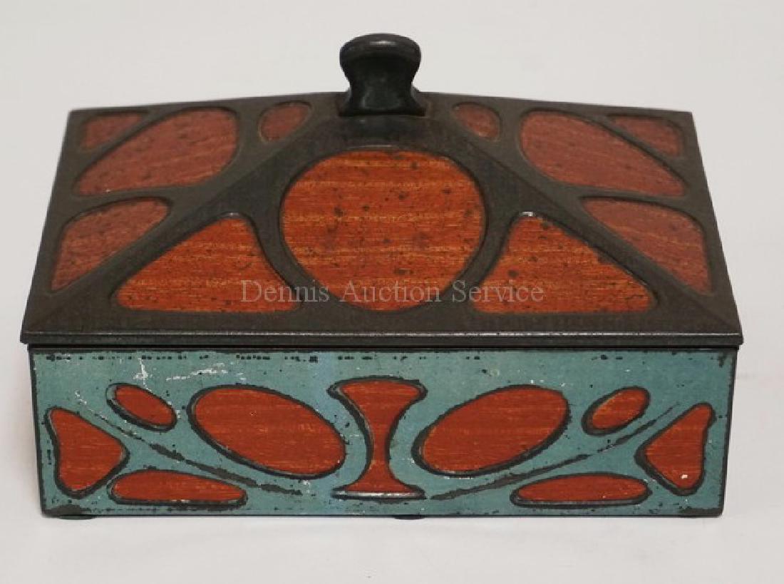 HUNTLEY & PALMERS ARTS & CRAFTS BISCUIT TIN. 6 1/4: HUNTLEY & PALMERS ARTS & CRAFTS BISCUIT TIN. 6 1/4 INCHES WIDE.