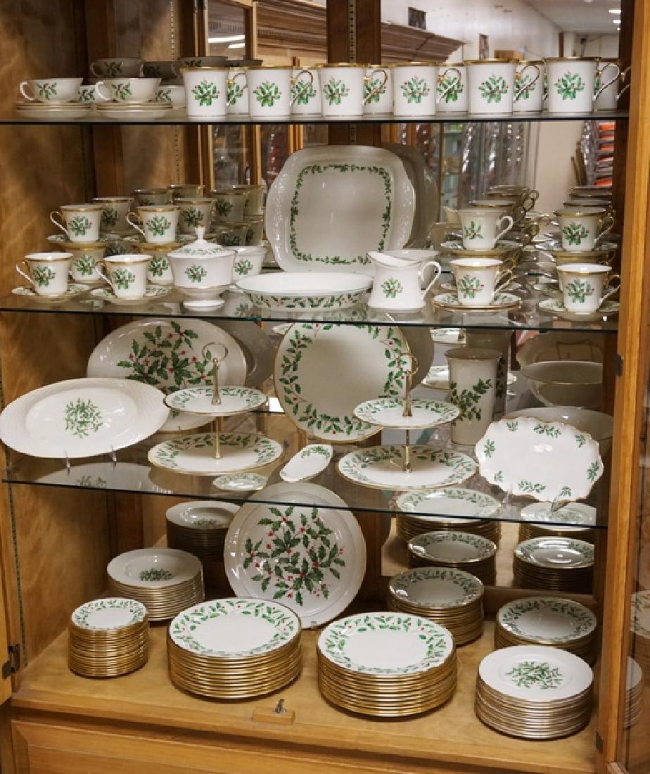 179 PIECE LENOX HOLLY CHRISTMAS DINNERWARE. MADE IN THE (1 of 5)