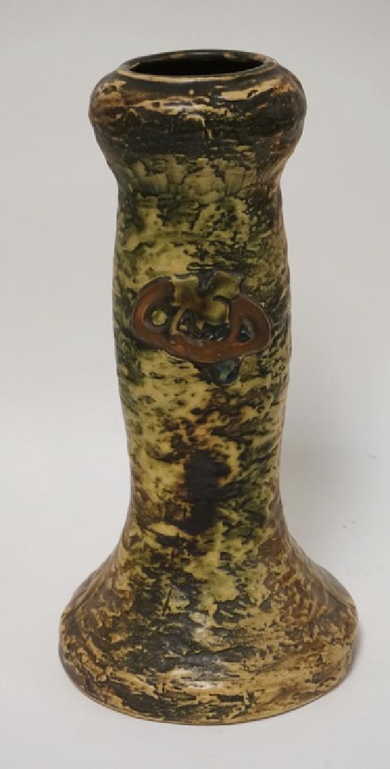 ROSEVILLE *IMPERIAL I* FLOOR VASE IN THE FORM OF A: ROSEVILLE *IMPERIAL I* FLOOR VASE IN THE FORM OF A JARDINIERE PEDESTAL. 13 1/2 INCHES HIGH.