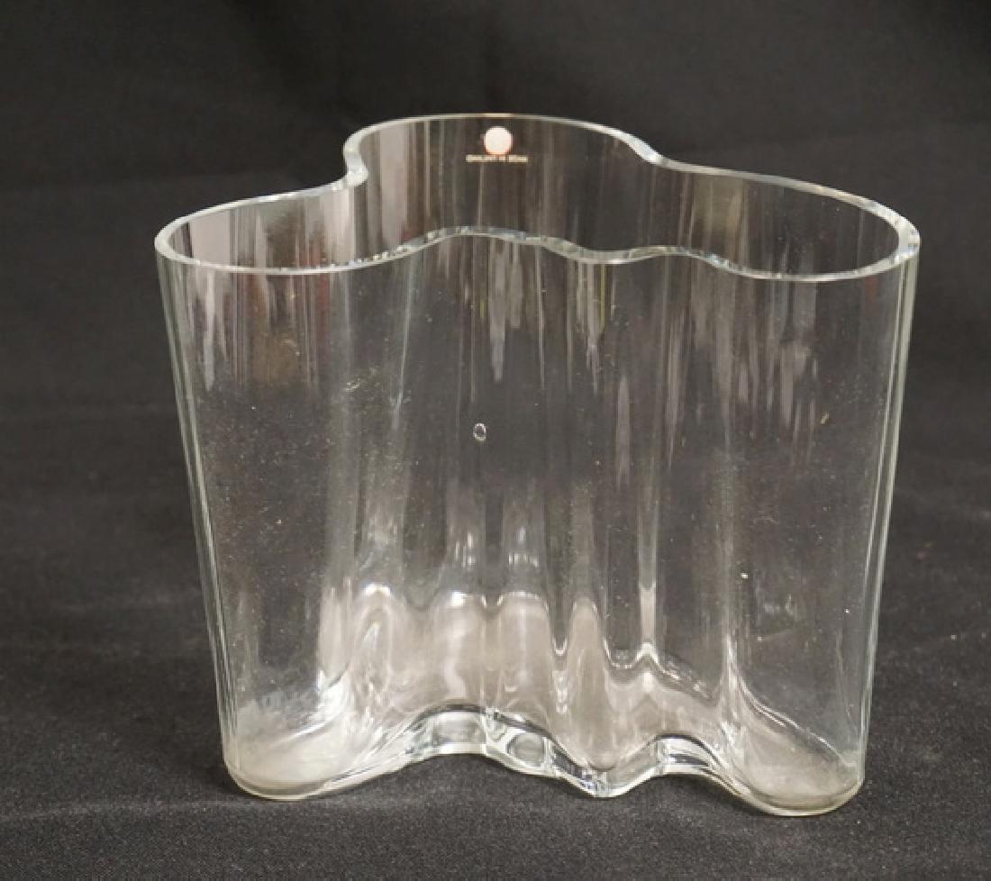 FINNISH CRYSTAL VASE BY ALVAR AALTO. 4 7/8 INCHES HIGH.: FINNISH CRYSTAL VASE BY ALVAR AALTO. 4 7/8 INCHES HIGH. 6 INCHES AT ITS WIDEST.