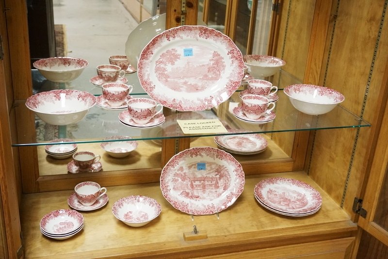 25 PIECES OF MEAKIN RED TRANSFERWARE IN THE *ROMANTIC: 25 PIECES OF MEAKIN RED TRANSFERWARE IN THE *ROMANTIC ENGLAND* PATTERN. LARGEST PLATTER IS 14 1/2 INCHES.
