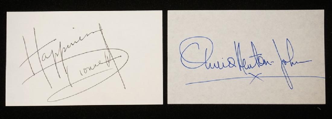 GROUPING OF 2 AUTOGRAPHS ON 3X5 CARDS. DIONNE WARWICK (1 of 1)