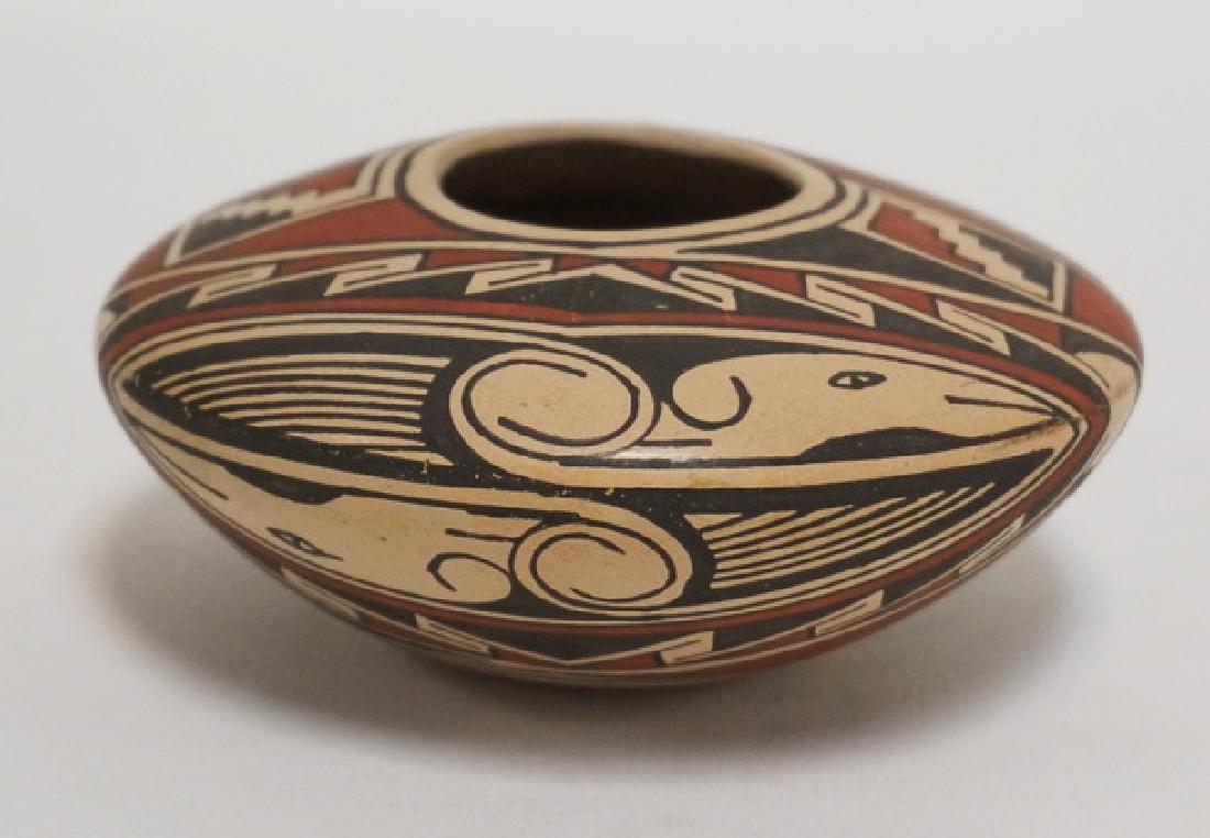 MATA ORTIZ POTTERY VESSEL BY JULIO MORA. 3 3/4 INCH (1 of 2)