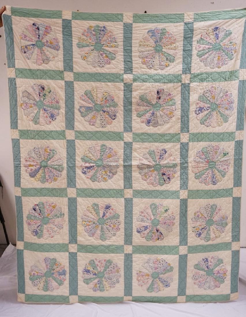HAND STITCHED QUILT IN A DRESDEN PLATE PATTERN. (1 of 2)
