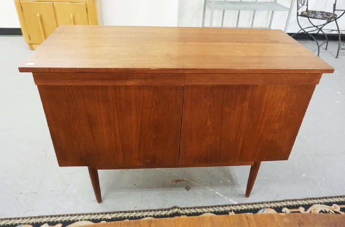 MID CENTURY MODERN WALNUT SERVER. (1 of 1)
