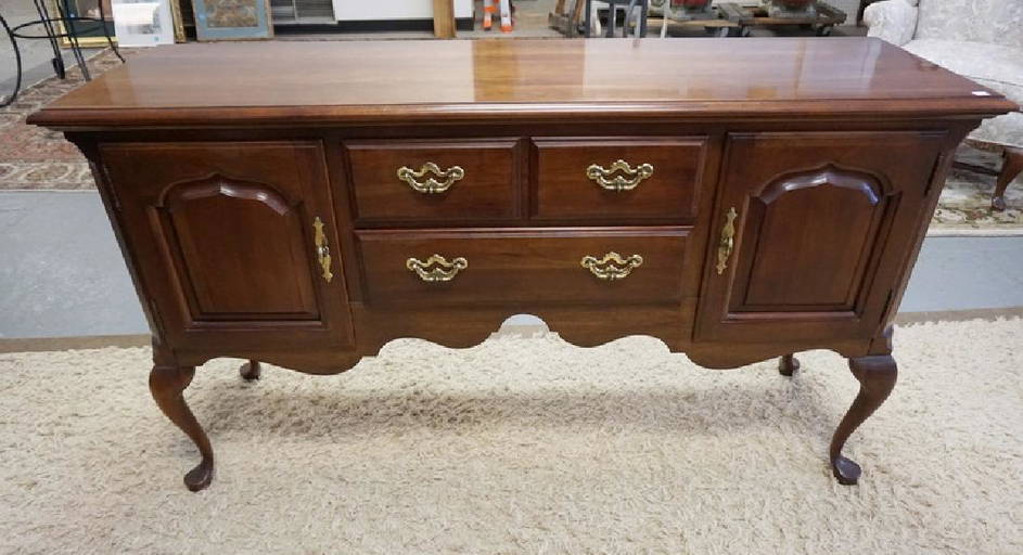 Thomasville Server With 2 Drawers And 2 Doors. 60 In