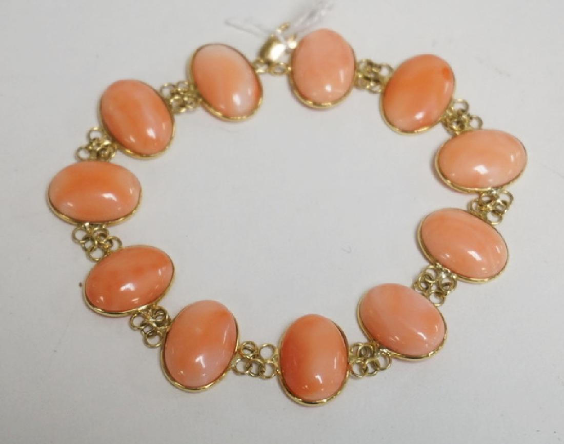 18K GOLD AND CORAL BRACELET. 7 INCHES LONG. (1 of 1)