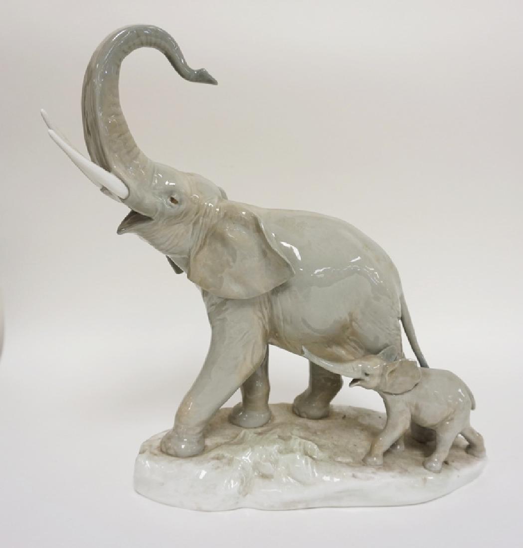 LLADRO MOTHER AND BABY ELEPHANTS. 10 IN WIDE, 12 IN (1 of 2)