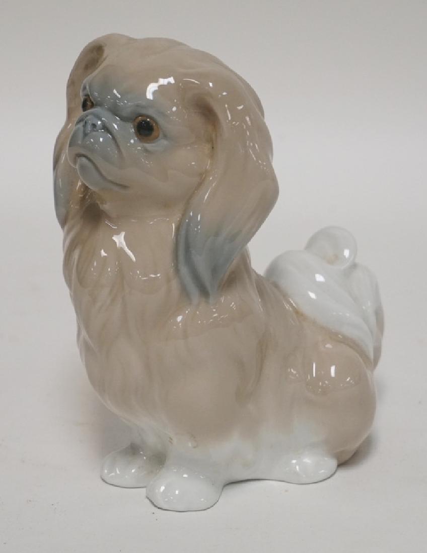 LLADRO PORCELAIN FIGURE OF A DOG. 6 INCHES HIGH. (1 of 1)