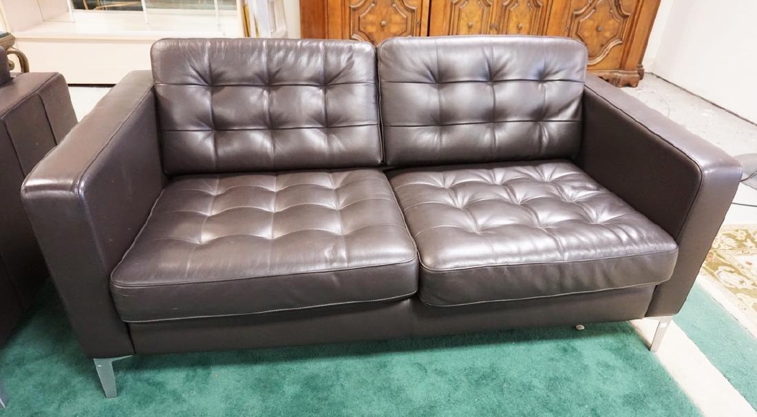 MODERN LEATHER LOVESEAT.: MODERN LEATHER LOVESEAT.