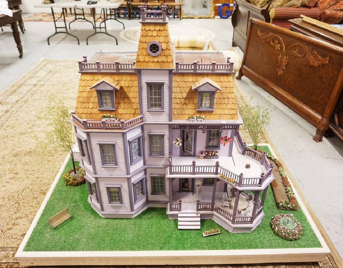 VERY LARGE AND DETAILED DOLL HOUSE WITH YARD PLATFORM. (1 of 6)