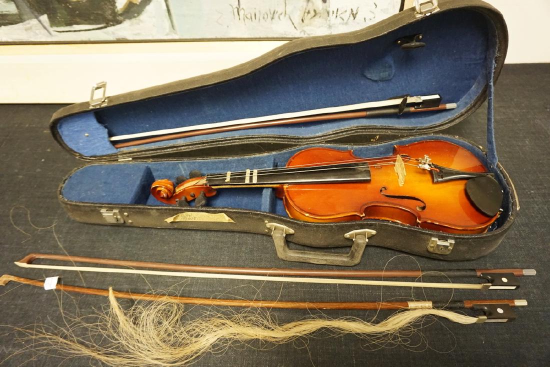 VIOLIN WITH CASE AND 3 BOWS. 2 BOWS ARE BY GLASSER. THE (1 of 2)