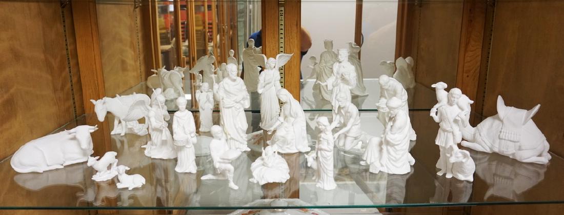 19 PC LENOX PORCELAIN NATIVITY SET. COMES WITH ORIGINAL (1 of 3)