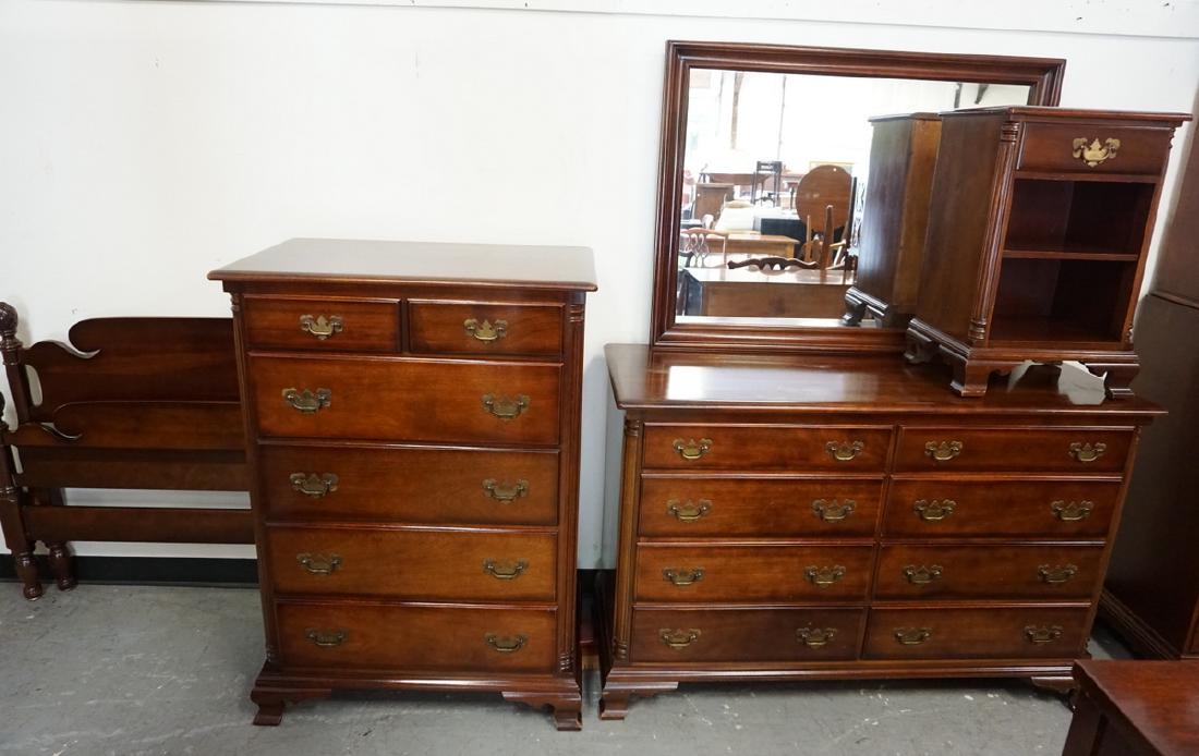 KLING MAHOGANY 4 PC BEDROOM SUITE: PINEAPPLE CARVED (1 of 6)