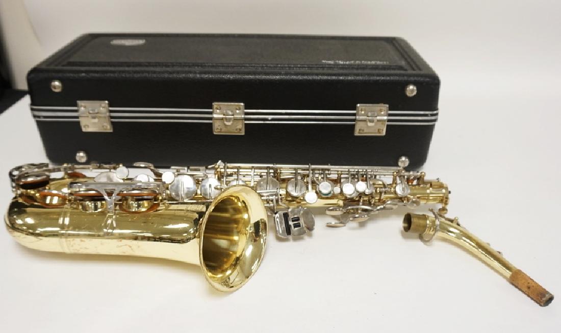BUNDY II SAXAPHONE WITH HARD CASE. THE SELMER CO. 26 IN (1 of 2)