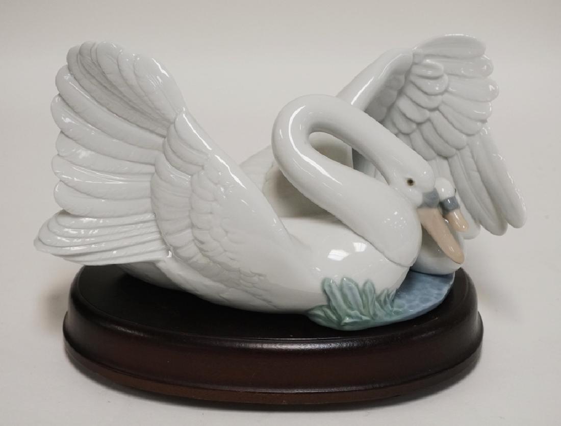 NAO LLADRO PORCELAIN FIGURE OF A SWAN WITH A BABY SWAN. (1 of 1)