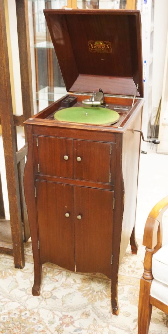 MAHOGANY FLOOR MODEL VICTOR VICTROLA. (1 of 3)