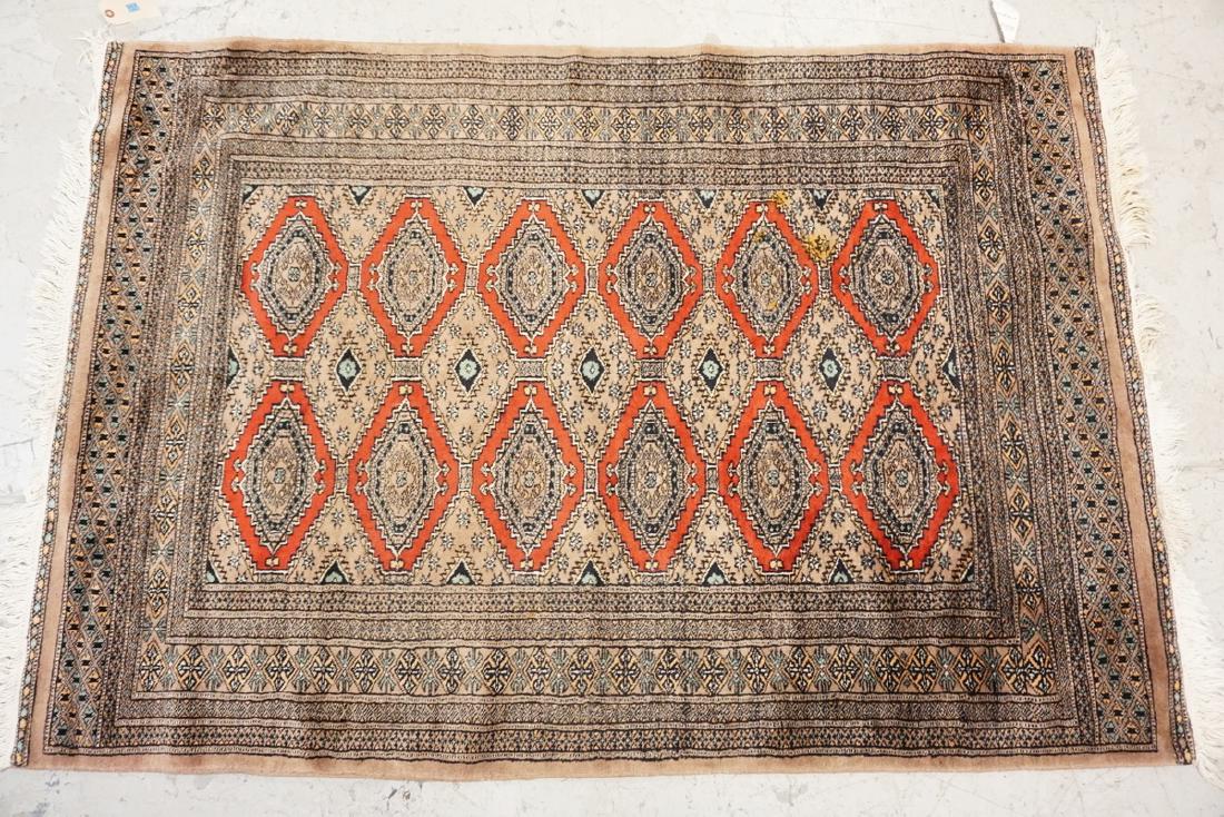 HAND WOVEN WOOL ORIENTAL AREA RUG MEASURING 6 FT X 4 (1 of 1)