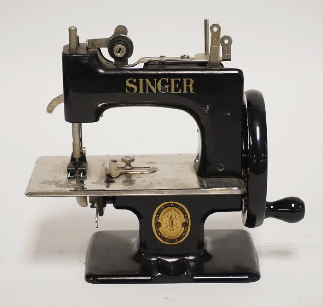 VINTAGE CHILDS TOY SINGER SEWING MACHINE., 7 INCHES