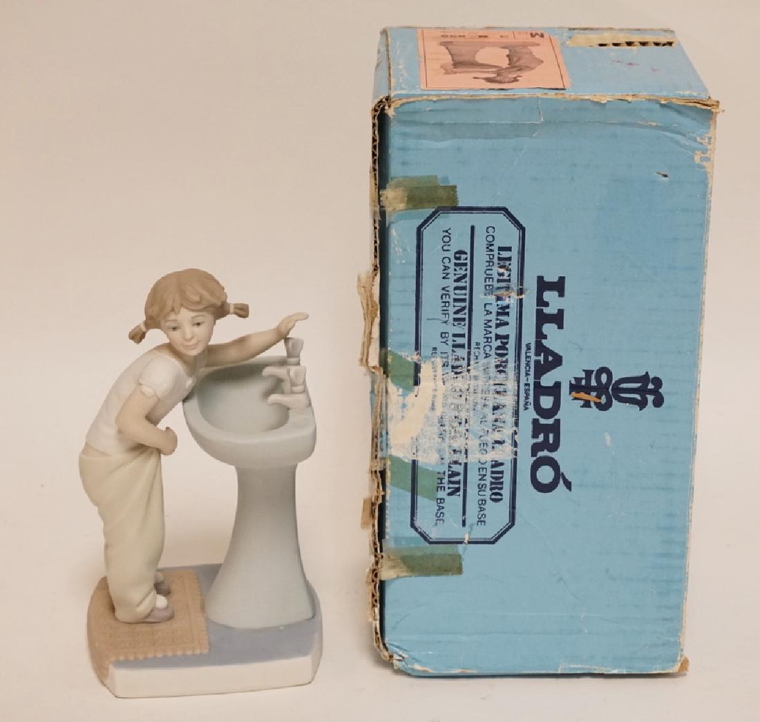 LLADRO PORCELAIN FIGURE OF A GIRL AT A SINK. MATTE: LLADRO PORCELAIN FIGURE OF A GIRL AT A SINK. MATTE FINISH. HAS A ROUGH BOX. 7 1/2 INCHES HIGH.