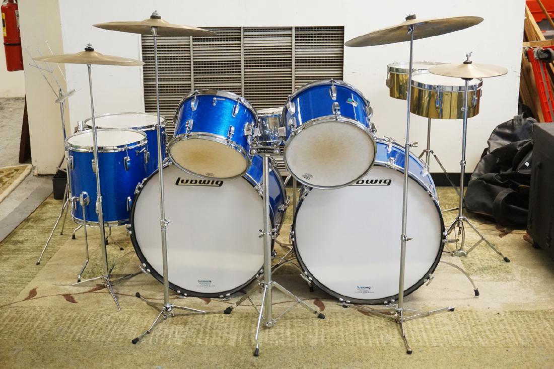 LUDWIG 1968 VINTAGE DRUM SET, CONSISTS OF 6 PEARLIZED