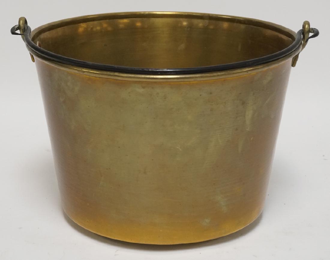 SPUN BRASS KETTLE WITH A WROUGHT ITON BAIL HANDLE. 8: SPUN BRASS KETTLE WITH A WROUGHT ITON BAIL HANDLE. 8 1/2 INCHES HIGH. 13 INCH DIA,