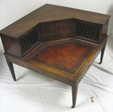 MAHOGANY LEATHER TOP CORNER END TABLE: MAHOGANY LEATHER TOP CORNER END TABLE, HAS 2 DRAWERS & 2 OPEN LATTICE DOORS, ONE DRAWER PULL MISSING, 48 IN SQUARE 27 IN HIGH