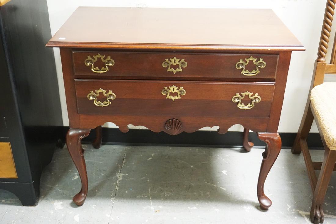 HICKORY CHAIR CO MAHOGANY LOWBOY. APPLIED SHELL (1 of 2)