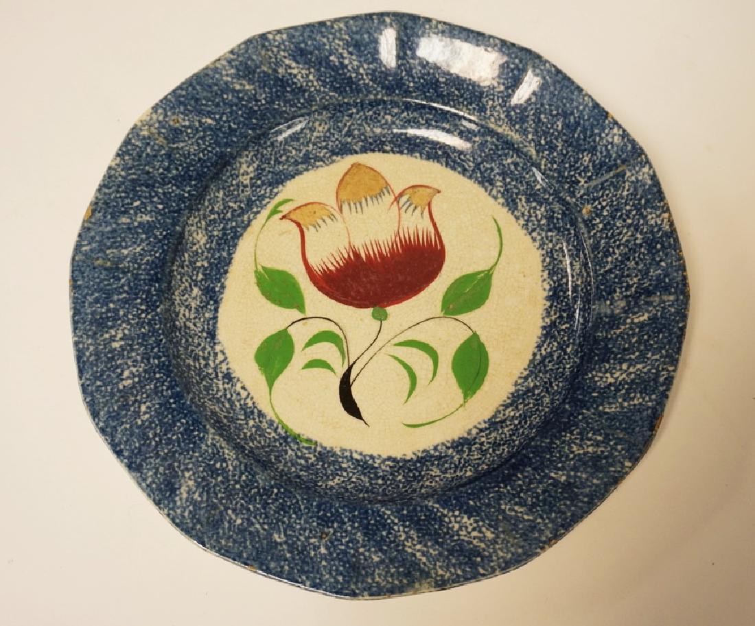 ANTIQUE SPONGEWARE PLATE DECORATED WITH A TULIP IN THE: ANTIQUE SPONGEWARE PLATE DECORATED WITH A TULIP IN THE CENTER. 8 1/4 INCH DIA.