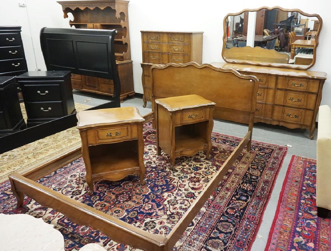 HUNTLEY 5 PIECE BEDROOM SET, MAPLE. SERPENTINE FRONTS.: HUNTLEY 5 PIECE BEDROOM SET, MAPLE. SERPENTINE FRONTS. FULL SIZE BED.