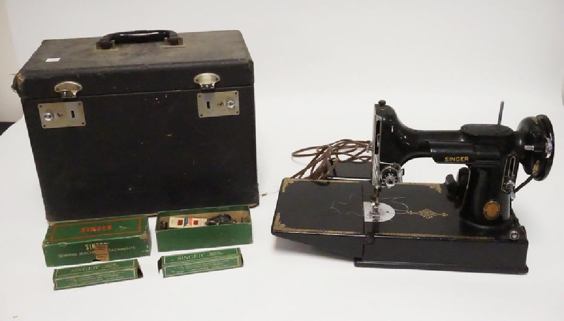 SINGER FEATHERWEIGHT SEWING MACHINE: SINGER FEATHERWEIGHT SEWING MACHINE WITH CASE.