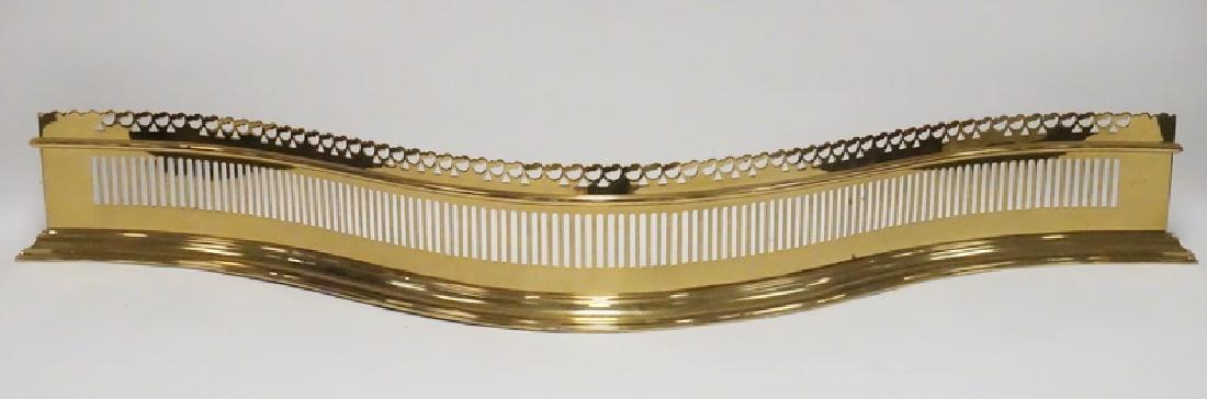 VIRGINIA METALCRAFTERS COLONIAL WILLIAMSBURG BRASS: VIRGINIA METALCRAFTERS COLONIAL WILLIAMSBURG BRASS FIREPLACE FENDER. 49 INCHES LONG.