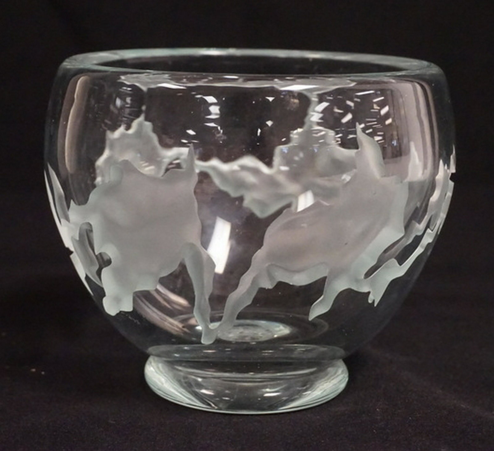 ROBERT DEEBLE ART GLASS VASE: ROBERT DEEBLE BLOWN STUDIO ART GLASS VASE WITH DEEP RELIEF CUTTING. 4 5/8 INCHES HIGH.