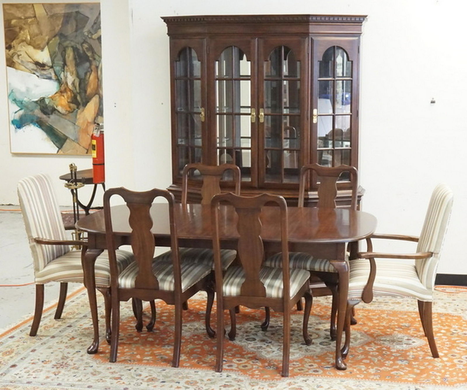 HARDEN DINING ROOM SET: 8 PIECE CHERRY DINING ROOM SET BY HARDEN. TABLE WITH 2 LEAVES, 6 CHAIRS, AND A CHINA CABINET WITH A MIRRORED BACK, LIGHTED INTERIOR, AND GLASS SHELVES.