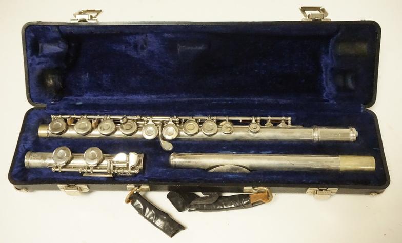 ARMSTRONG MODEL 104 FLUTE: ARMSTRONG #104 FLUTE WITH CASE.