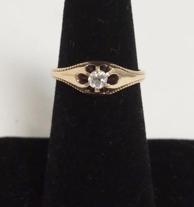 14K GOLD DIAMOND RING: 14K YELLOW GOLD DIAMOND RING. .18 CT. APPROX SIZE 5 1/2. 1.50 DWT.