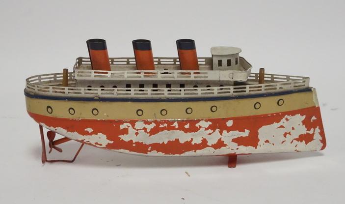 BING CLOCKWORK OCEAN LINER: BING CLOCKWORK OCEAN LINER/STEAMSHIP. 9 INCHES LONG. SOME LOSSES.