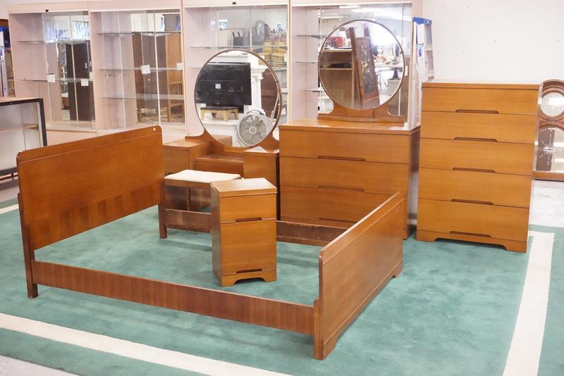 MID CENTURY MODERN BEDROOM SET: MID CENTURY MODERN BEDROOM SET. 6 PIECES INCLUDING A HIGH CHEST, LOW CHEST WITH MIRROR, VANITY WITH MIRROR, VANITY BENCH, NIGHTSTAND, AND A FULL SIZE BED.