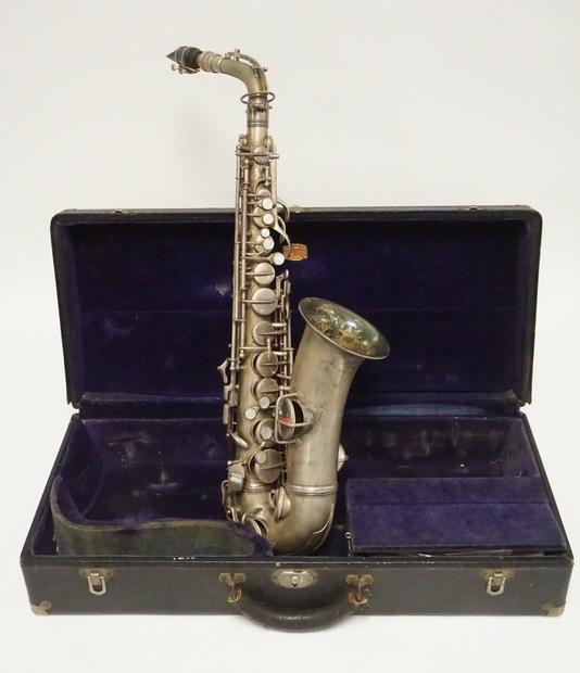 CONN ALTO SAXOPHONE: VINTAGE CONN ALTO SAXOPHONE. SERIAL #M237581. NO DENTS. HAS WEAR.