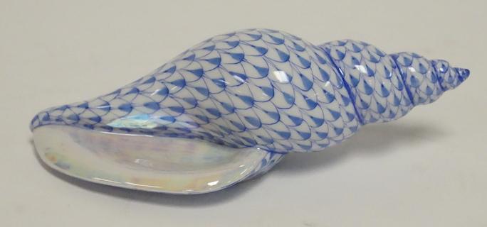 HEREND SHELL: HEREND PORCELAIN SHELL. BLUE FISH SCALE DECORATION. 5 INCHES LONG.