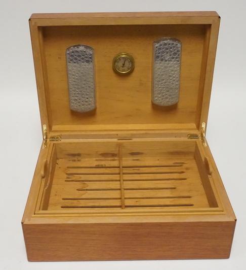 ELIE BLEU FOR ARNOLDS NY. MAHOGANY HUMIDOR: ELIE BLEU FOR ARNOLD'S NY. A MAHOGANY HUMIDOR MEASURING 15 3/4 X 12 AND 5 3/4 INCHES HIGH.
