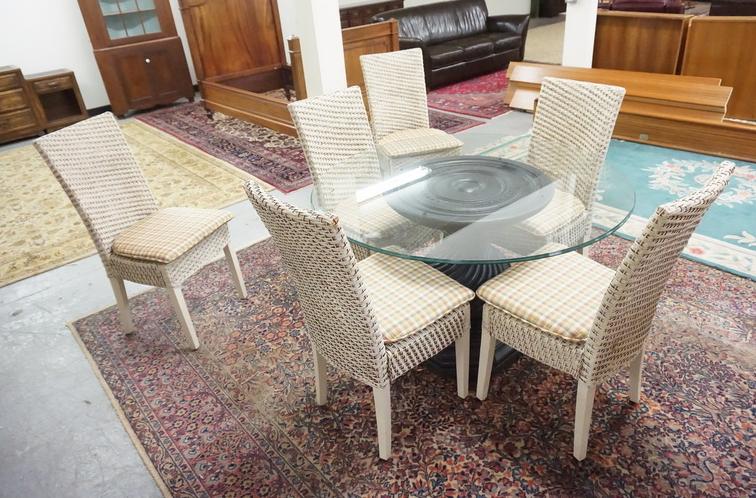 PIER ONE TABLE & 6 CHAIRS: ROUND GLASS TOP TABLE ON A HEAVY COLUMN FORM BASE WITH 6 WICKER CHAIRS. SOME WEAR/LOSSES.