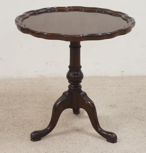 DREXEL HERITAGE TABLE: DREXEL HERITAGE LAMP TABLE WITH A PIE CRUST TOP. 24 INCH DIA. 25 INCHES HIGH.