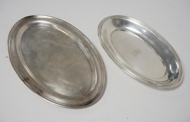 STERLING SIVLER: 2 OVAL STERLING SILVER TRAYS. 13.30 TROY OZ. A GORHAM TRAY WITH A MONOGRAM AND A LARGER TRAY MEASURING 11 1/2 X 7 INCHES WHICH HAS DENTS ON ONE END.