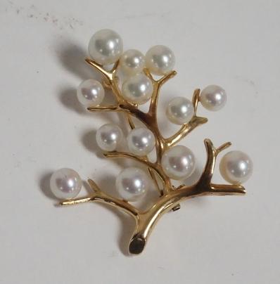 MIKIMOTO 14K GOLD & PEARL BROOCH: MIKIMOTO 14K GOLD AND PEARL TREE FORM PIN. 1 1/2 X 1 1/4 INCHES.4.20 DWT OVERALL.