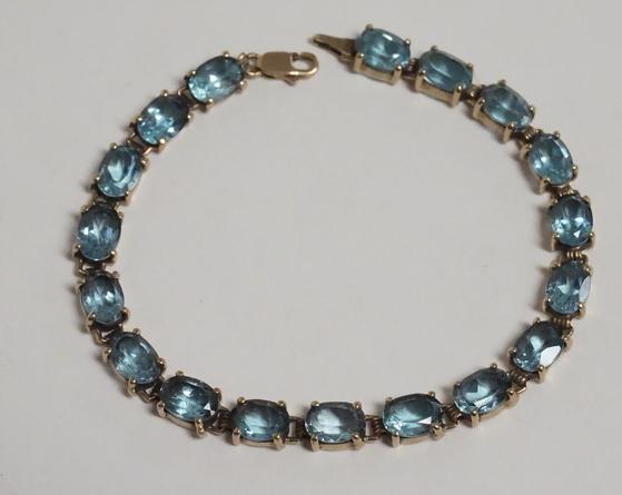 14K GOLD BLUE TOPAZ TENNIS BRACELET: 14K GOLD AND BLUE TOPAZ TENNIS BRACELET. 6.45 DWT. 6 3/4 INCHES LONG.