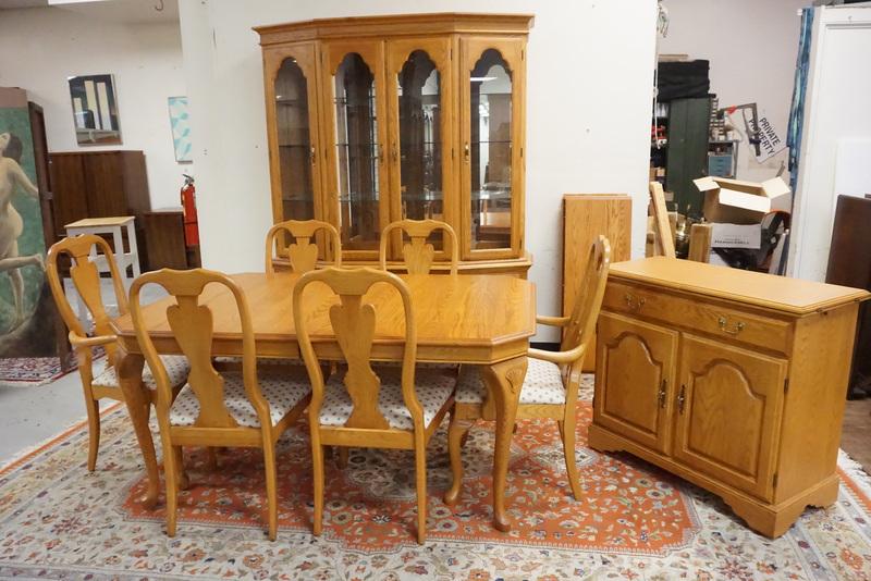 OAK DINING ROOM SET: 9 PIECE OAK DINING ROOM SET. TABLE WITH 2 LEAVES, 6 CHAIRS, SPLIT FLIP TOP SERDER, AND A CHINA CABINET WITH A LIGHTED INTERIOR, GLASS SHELVES, AND A MIRRORED BACK.
