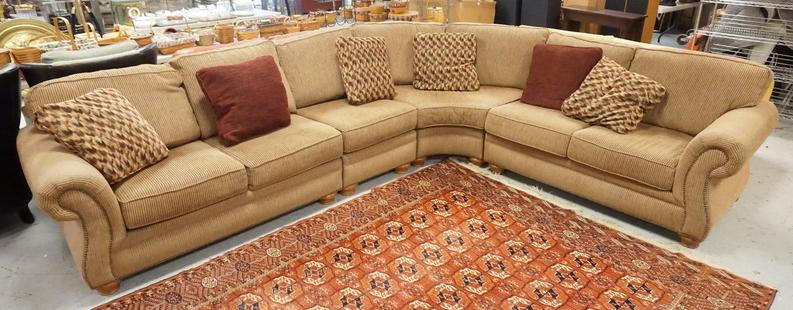 BROYHILL L SHAPED SECTIONAL SOFA: BROYHILL L SHAPED SECTIONAL SOFA.