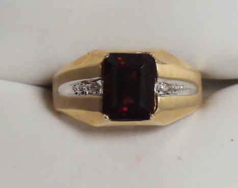 10K GOLD MENS GARNET & DIAMOND RING: 10K GOLD MENS GARNET & DIAMOND RING. 2.40 DWT.
