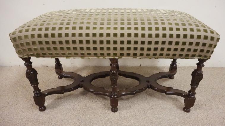 UPHOLSTERED BENCH: UPHOLSTERED BENCH WITH TURNED LEGS AND STRETCHER BASE